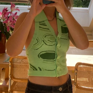 Grön Top - Storlek M men sitter bra på en S skulle jag säga. Köparen står för spårbar frakt!