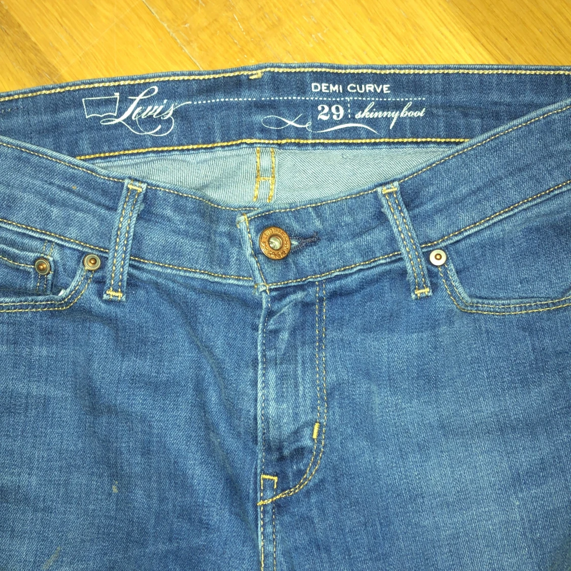 Lågmidjade utsvängda Levis jeans från 2000-talet  - 90