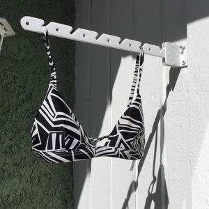 Svartvit mönstrad bikini - Svartvit bikini från stadium☀️Beställde de, för jättelänge sen och såg att den var för liten direkt. Aldrig använd bara testat cirka en gång💞 banden är på toppen går att ta bort på där bak och de går även att göra större eller mindre. Köpte den för 299