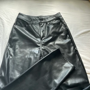 Skinn byxor  - Säljer ett par snygga skinnbyxor, användt dessa byxor en gång. Sitter skit snyggt tajt i midjan. Men de är raka och lite stora i benen ungefär som ett par min Jeans 