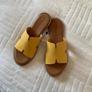 Sandaler  - Säljer dessa så fina sommarsandaler i äkta skinn, så härlig gul färg prefekt till sommaren! Aldrig använda med prislapp kvar! Spårbar frakt tillkommer🥰