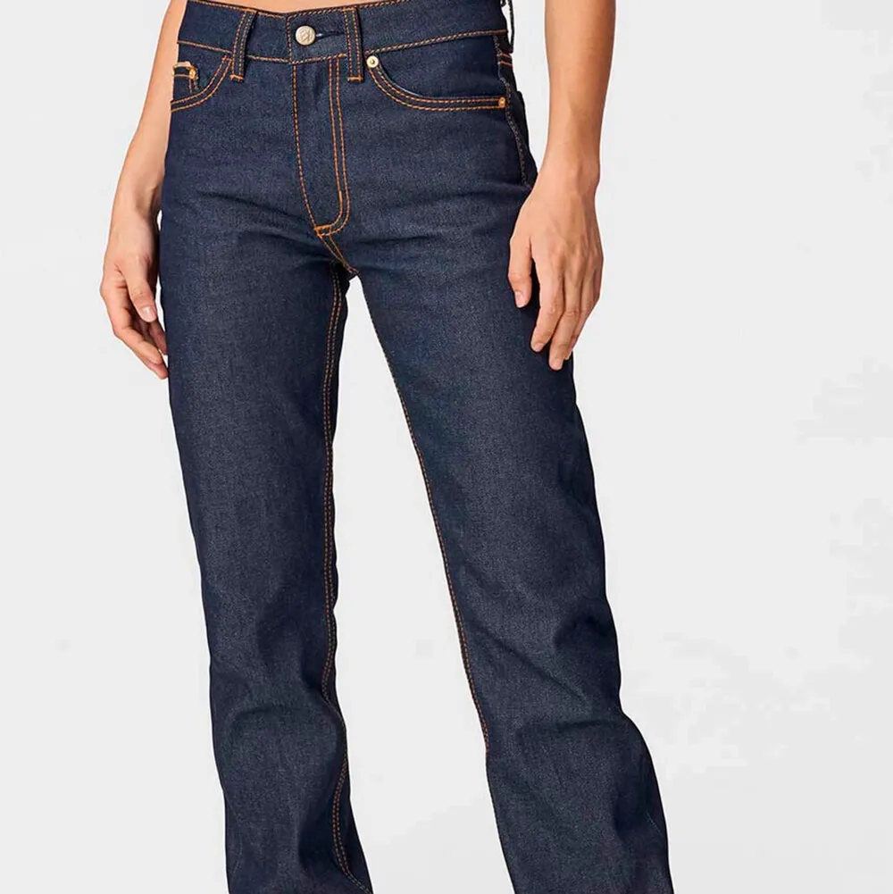 Säljer mina gamla favorit jeans från eytys i modellen cypress då dem tyvärr har blivit för små, fint skick och inga defekter. Originalpris: 1700kr.  Om fler frågor önskas så är det bara att höra av sig. !köparen står för frakten!. Jeans & Byxor.