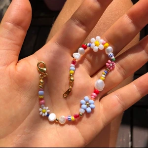 Pärlarmband - Handgjort pärlarmband med sötvattenspärlor och söta små blommor