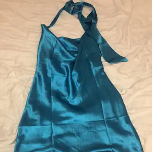 En ljus blå klänning
