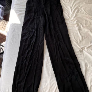 Sidenbyxor Zara -  Sidenbyxor från Zara i strl S. Behöver strykas/ångas och har blivit aningen noppriga (syns ej tydligt). Därav 100kr🌷