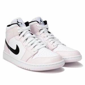 Jordans 1 baby pink. - Säljer ett bar jordan 1. Inte alls använda mke. Köpte i fel strl och hade inte möjligheten att lämna tillbaka. Perfekt färg till somaren, ett bra skick. För närmare bilder på skorna skriv priv❤️ köpta på footlocker i strl 37,5. ORD PRIS: 1 279.frakt 60 kr❤️