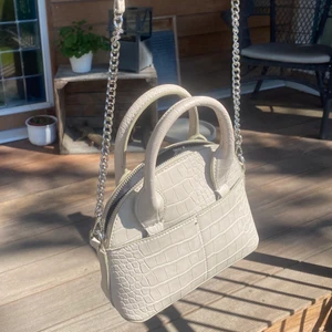 Beige zara väska - Snygg zara väska som är beige/ljusrosa. Jätte söt och kan bäras i handtagen eller som en crossbody väska, knappt använd och köptes för mer än 1 år sen men kommer inte till användning❤️ Kom privat för fler bilder eller frågor! Jag 