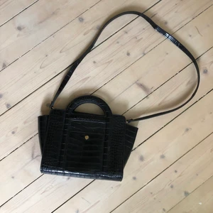 Enkel svart väska  - En stilren svart väska. Använd ett par gånger, bra skick. 