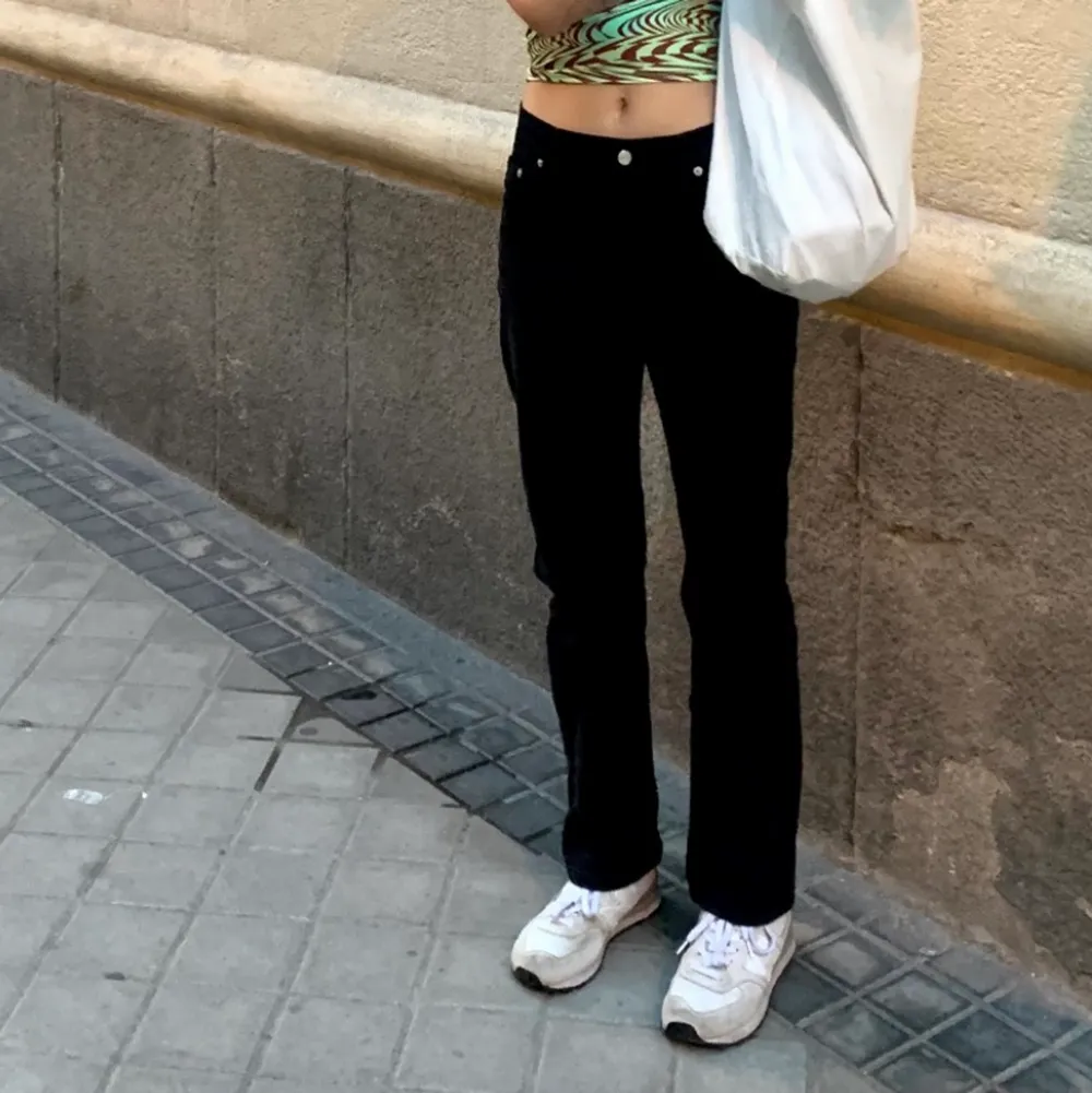 Svarat lågmodjade jeans köpa på second hand i Madrid men knappt använda. Mycket fint skick, ingen slitning alls. Lappen med storleken är tyvärr avklippta men skulle säga att de passar 26/30!. Jeans & Byxor.