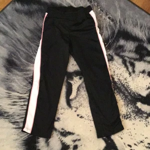 Cool mjukisar - Stl. 146  Cool mjukisar och samtidigt sköna