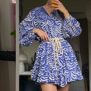 Sommarklänning - Säljer denna underbara klänning från h&m. Inköpt förra året. Jag är 171 cm. Använd 1 gång. Köparen står för frakten.💌