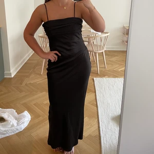 Klänning - Riktigt snygg satinklänning!! Sitter som en smäck!! 