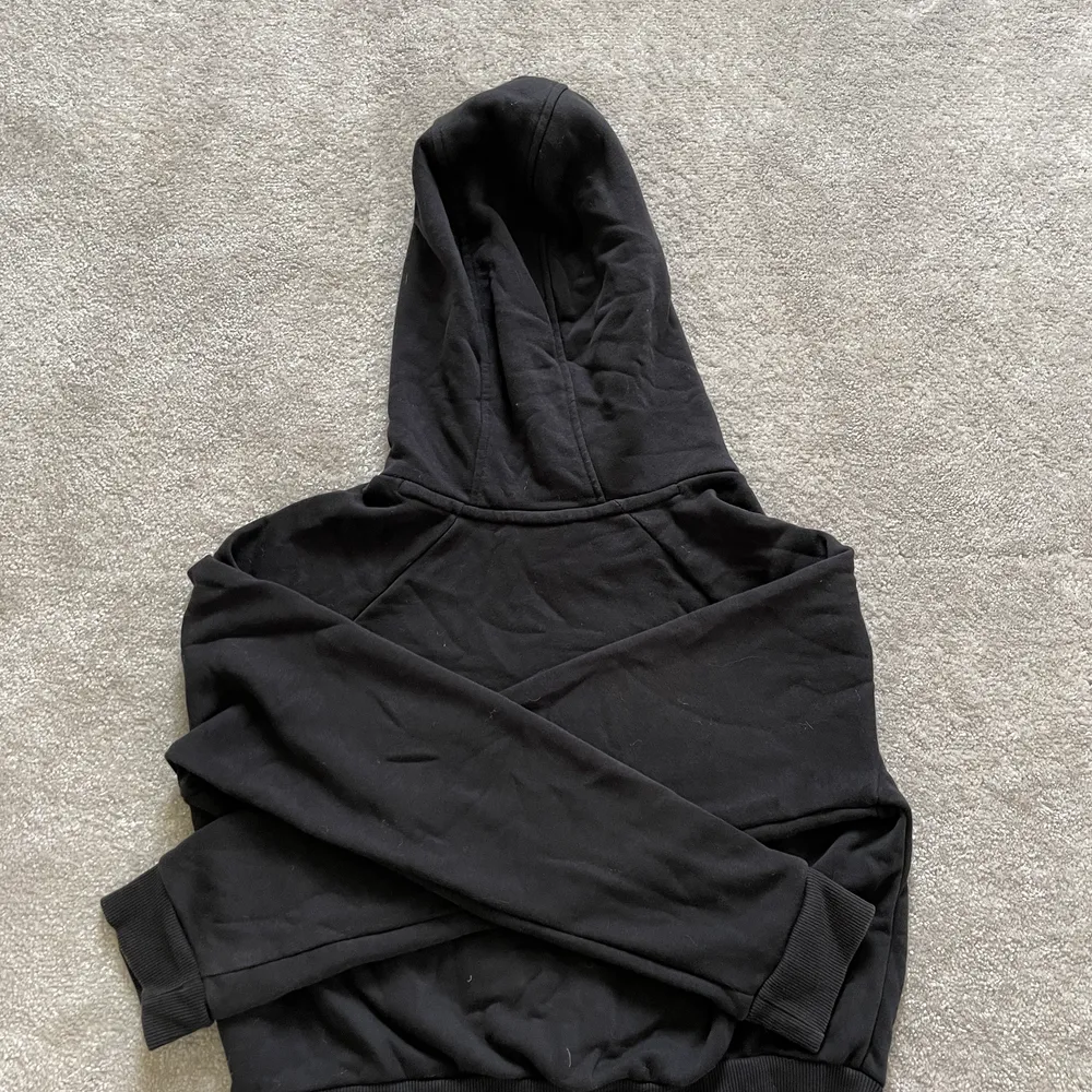 Säljer min sparsamt använda croppade hoodie från Adidas i mycket fint skick och bra kvalite.. Hoodies.