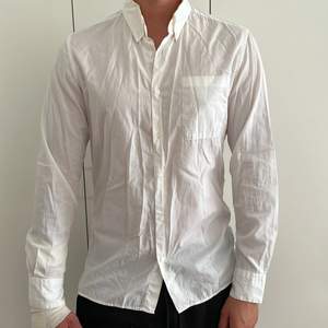 En vit jättefin skjorta från Dondup! Strl L. Den är bara använd 2 gånger! Superfin! 