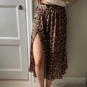 Kjol - Långkjol/midikjol från Zara. Använd 1 gång. Inköpt för ca 2 år sedan. Jag är 171 cm. Köpare står för frakten 💌