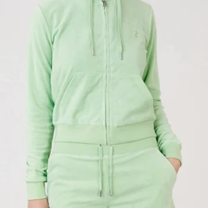 Mintgrönt juicyset (shorts) - Kollar intresset på mitt mintgröna juicyset i storlek 15-16 år (är mer som XS). Det är med shorts, på dem är det även en ficka där bak. Tröjan har silvrig text JUICY på baksidan. Skriv privat vid intresse eller önskan om fler bilder, där diskuteras pris💚