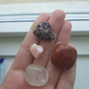 Olika Kristaller  - Påfågels Sten, Rosa Opal, Bergskristall, Röd Jaspis. Alla är äkta. Spårbar frakt 29 kr eller ej spårbar frakt 13 kr. Priser kan diskuteras. 