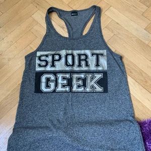 Linne - Träningslinne från Gina tricot. Fint skick. Brottarrygg och lite oversized modell, räcker mig som är 170 precis nedanför rumpan. 