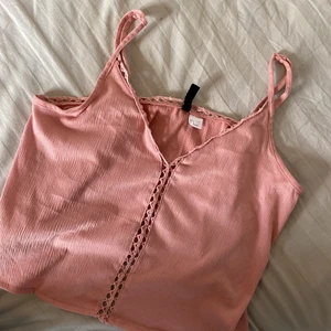 Söt sommar too  - En gullig liten tanktop till sommaren mer lite spets i mitten 