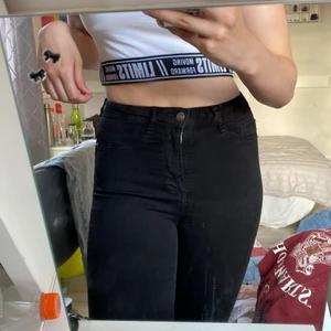 Jeans alla behöver  - Svarta skinny jeans med skönt material 