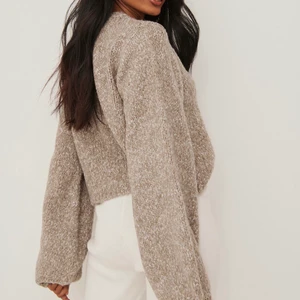 Stickad tröja  - Jättefin stickad tröja från Nakd  Säljer då jag har massa liknade så tyvärr kommer den inte till användning. Användand ca 2 gånger så i jättebra skick! Storlek L men passar mig som vanligtvis har S 