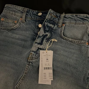 Kjol - Jeanskjol med lappar kvar. Storlek 36