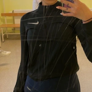 Nike träningströja - Säljer denna träningströja från Nike. Nyskick. Kom med prisförslag.