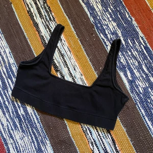 Svart BH Gina Tricot - En fin svart BH/topp från Gina Tricot. I fint skick, organisk bomull. För fler bilder eller mått kontakta mig :) Frakt sker via PostNord frimärken 26 kr 📦