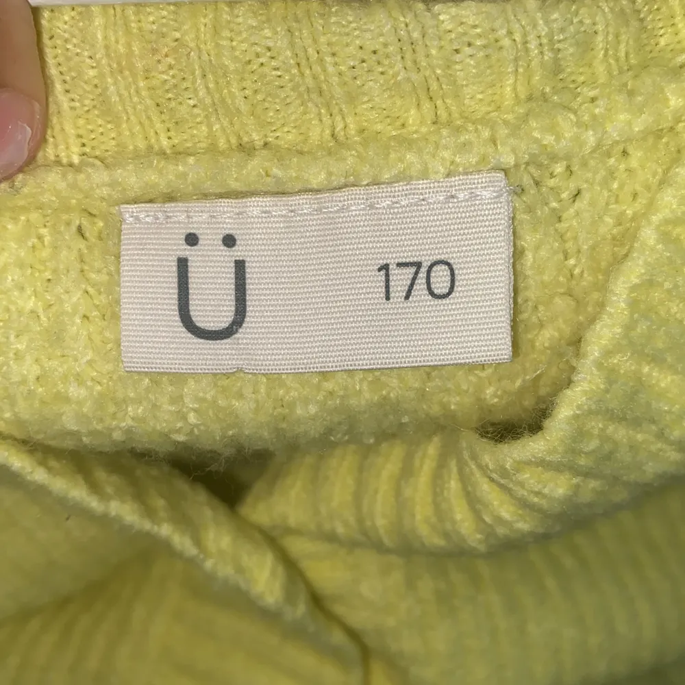 Gul tröja från Kappahl köpt för 170kr säljer för 100kr. Blusar.