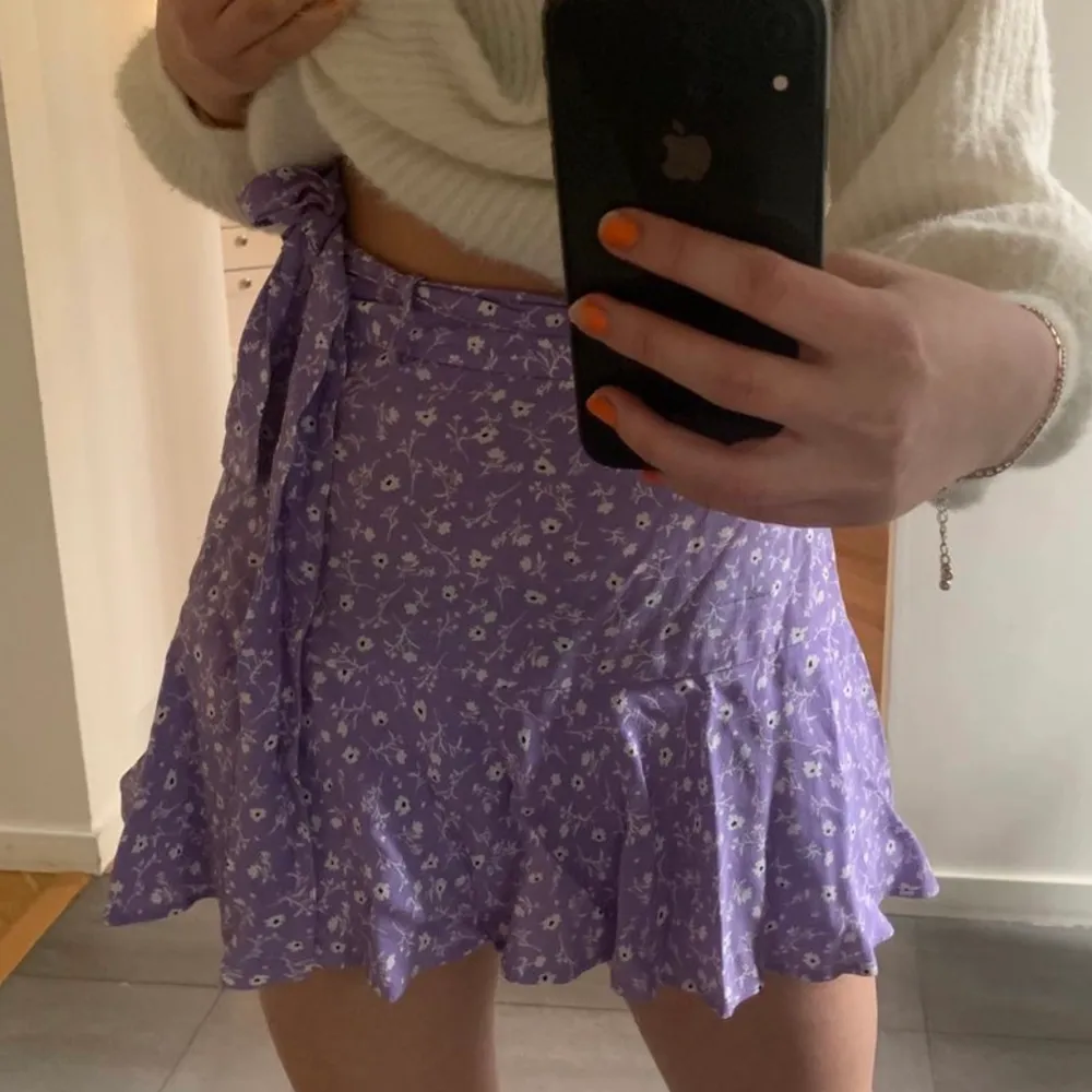 Populär lila kjol från Zara. Säljer då den inte kommer till använd längre. . Kjolar.