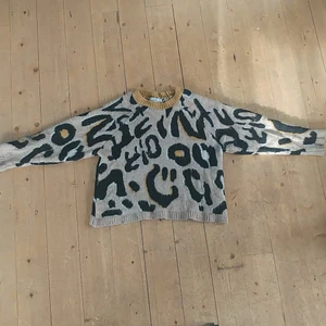 Leopard tjocktröja  - Varm och mysig. Den gula färgen är mer senapsgul än på bilderna 💛