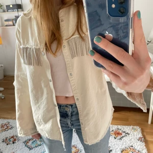 Jeansjacka - Jeansjacka med glittriga fransar från zara. 💕Perfekt till vår och sommar!