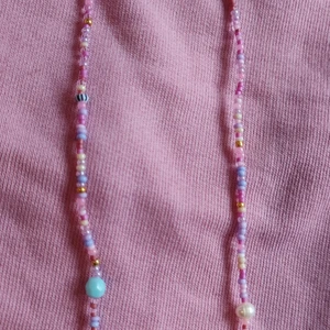 Halskedja, pärlor - Flerfärgad, elastisk halsband i gulliga färger, med 1 st sötvattenspärla.  Kan skickas.