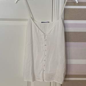 Jättefint vitt linne från Gina tricot som tyvärr inte kommer till användning längre. Jättefint skick, tunt och skönt material men inte genomskinligt, perfekt nu till sommaren💕🌱