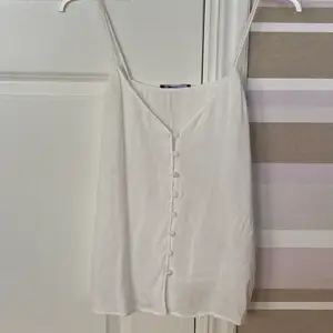 Jättefint vitt linne från Gina tricot som tyvärr inte kommer till användning längre. Jättefint skick, tunt och skönt material men inte genomskinligt, perfekt nu till sommaren💕🌱