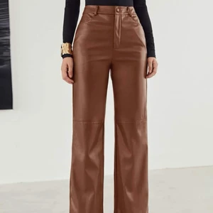 Bruna skinnbyxor - De perfekta skinnbyxorna i brunt! Endast testade en gång men tyvärr råkat beställa två stycken… 💕