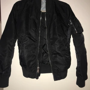 Alpha industries bomberjacka, storlek M - Säljer min bomberjacka som är använd ett fåtal gånger. 