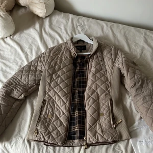 Hollies Jacka - Inte använd så mycket, max 5 gånger. Sitter bra på och tight. Inga skador på jackan, helt ny. 