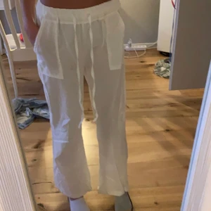 Linnebyxor  - Det är ett par vita linnebyxor som tyvär är för korta ich jag är 167 så dem är bra längd för 162-165 om dem är midrise i strl M passar xxs
