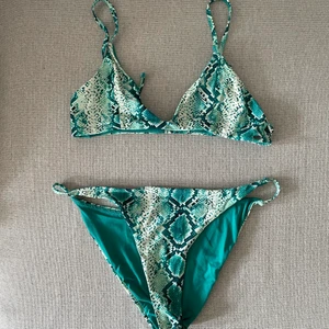 Bikini set storlek M - Är i väldigt bra skick, storlek M.  Finns att hämta i Järfälla och postar även. Köparen står för frakten(spårbar frakt 66kr)🌺