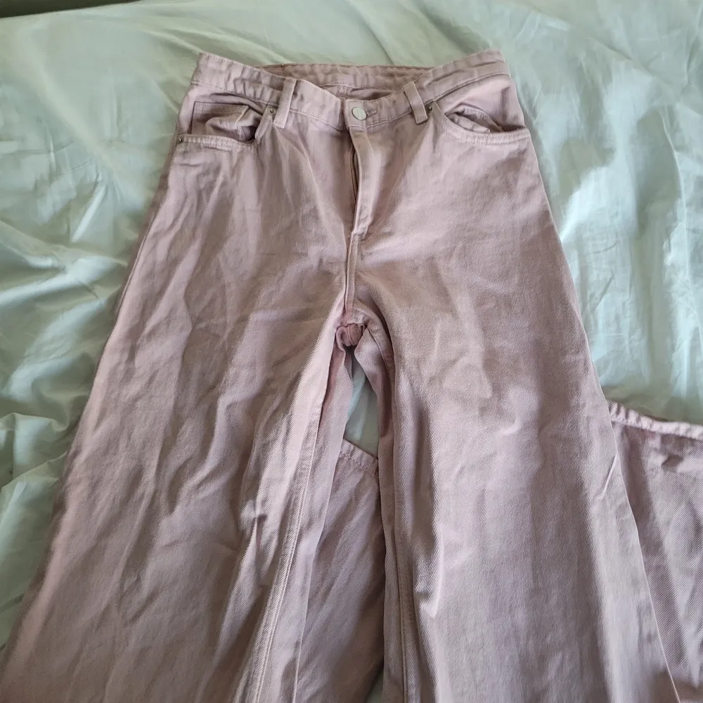 Ett par rosa jeans från monki, har använts ett par gånger men är i nyskick. Köptes för 400. Jeans & Byxor.