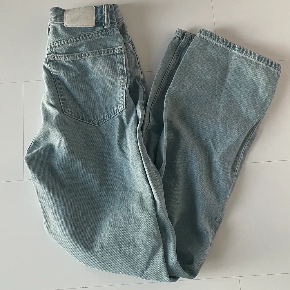 Raka jeans med en V skuren midja. Jeans & Byxor.