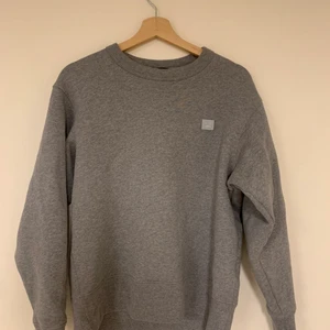 Acne studios sweatshirt xs - Mycket fint skick. Använt ett fåtal gånger och ändats varit i tvätten en gång. Storlek xs men passar ganska stort.