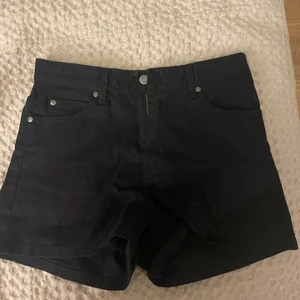 Jeansshorts i fint skick - Knappt använda strl 24 😍 OBS lite hårliga nu men sånlaet hårfria när de säljs!! 