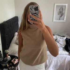 Topp från Zara - Beige topp från Zara i storlek S💘