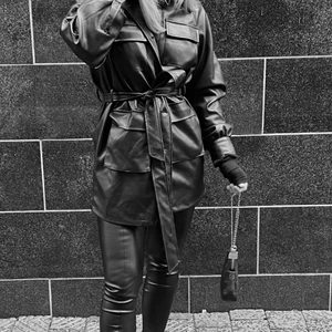 Skinnjacka - Snygg skinnjacka från NAKD, nyskick. Kan användas som klänning mer. Nypris 800kr.