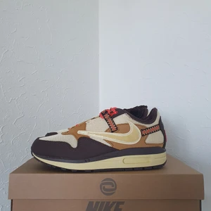 Nike Air Max 1 "Travis Scott" Baroque Brown - WTS Nike Air Max 1 "Travis Scott" Baroque Brown Storlek: US 7 | W US 8,5 |  EU 40 | 👟 Skick 10/10 DS BIN: 4000kr