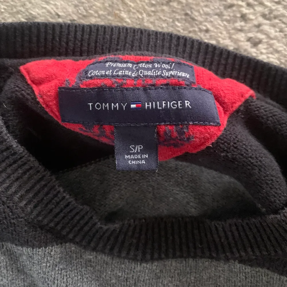 En långarmad randig tröja från Tommy Hilfiger! Superskön och mysig❤️. Stickat.