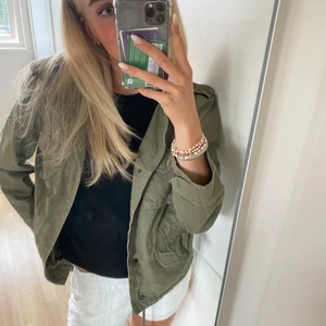 Grön jacka - Sjukt cool och snygg jacka från zara!!använd fåtal gånger så som ny🙌🏼❤️‍🔥