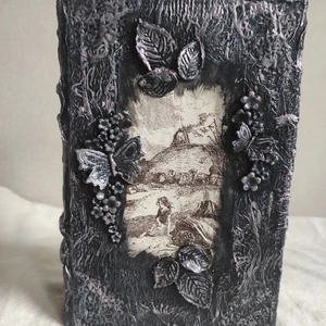 Book Box  - Whether as a practical organizer for small treasures, gift packaging for small gifts as a utensil box for monetary gifts or vouchers for storing small treasures or simply as a decoration  This book is ideal for storing small items such as jewellery, butto